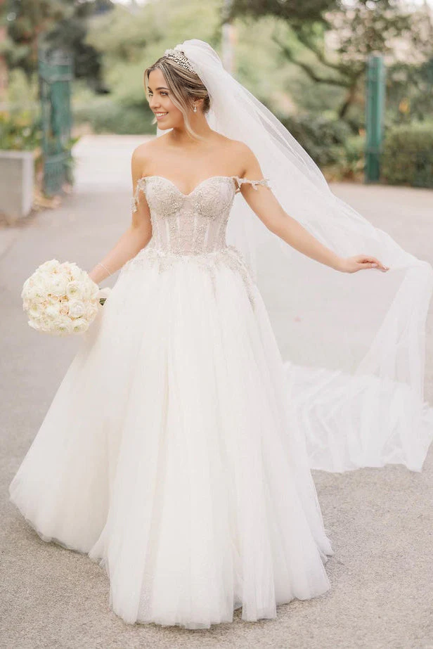 Vestidos de novia de tul con escote en forma de corazón y cuentas
